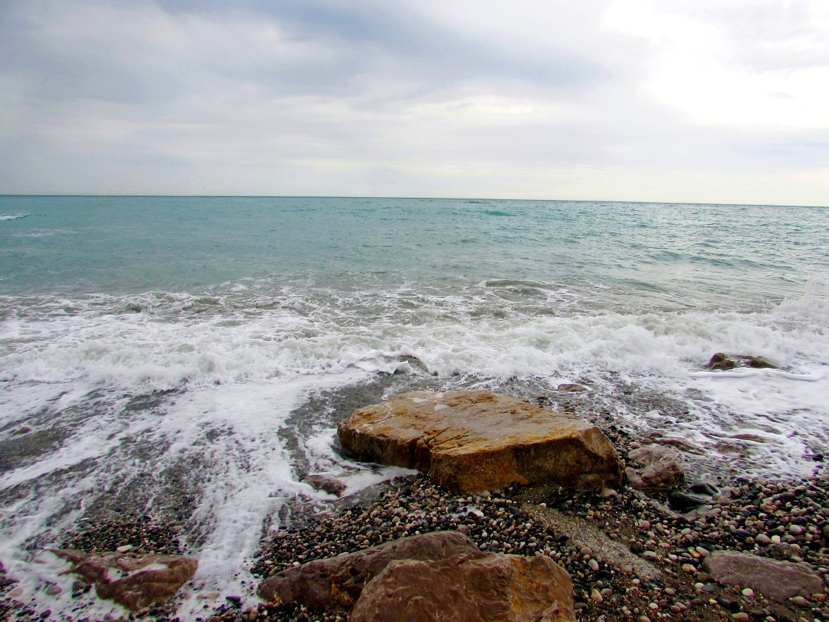 Погода гагра вода в море. Гагра в январе. Облака море Абхазия в январе. Понедельник море Абхазия. Гагры стоки в море.