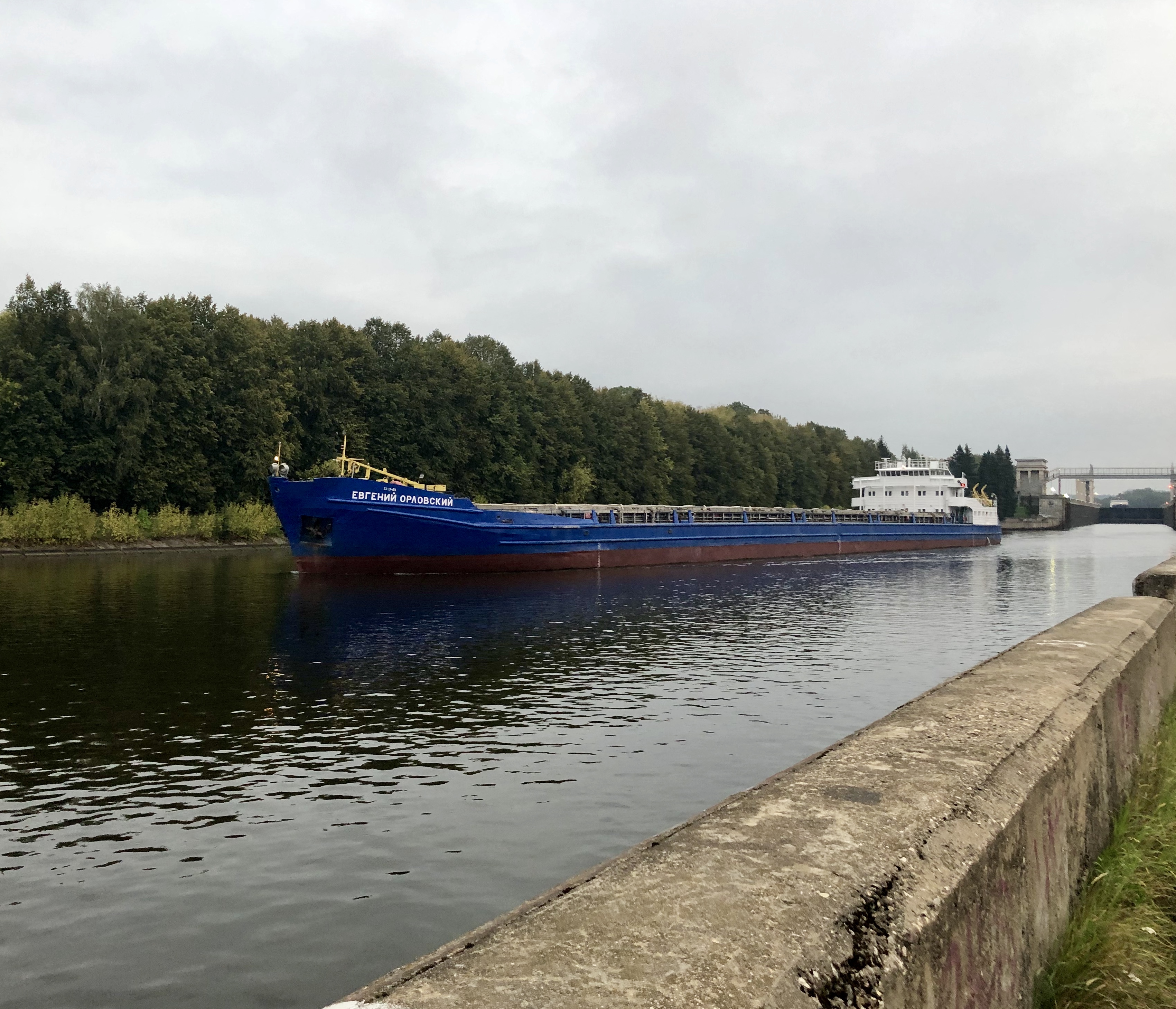 Речной канал. Теплоход Брянск.