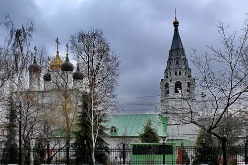 Храм Преображения , изображенный на картине Поленова  "Московский дворик"