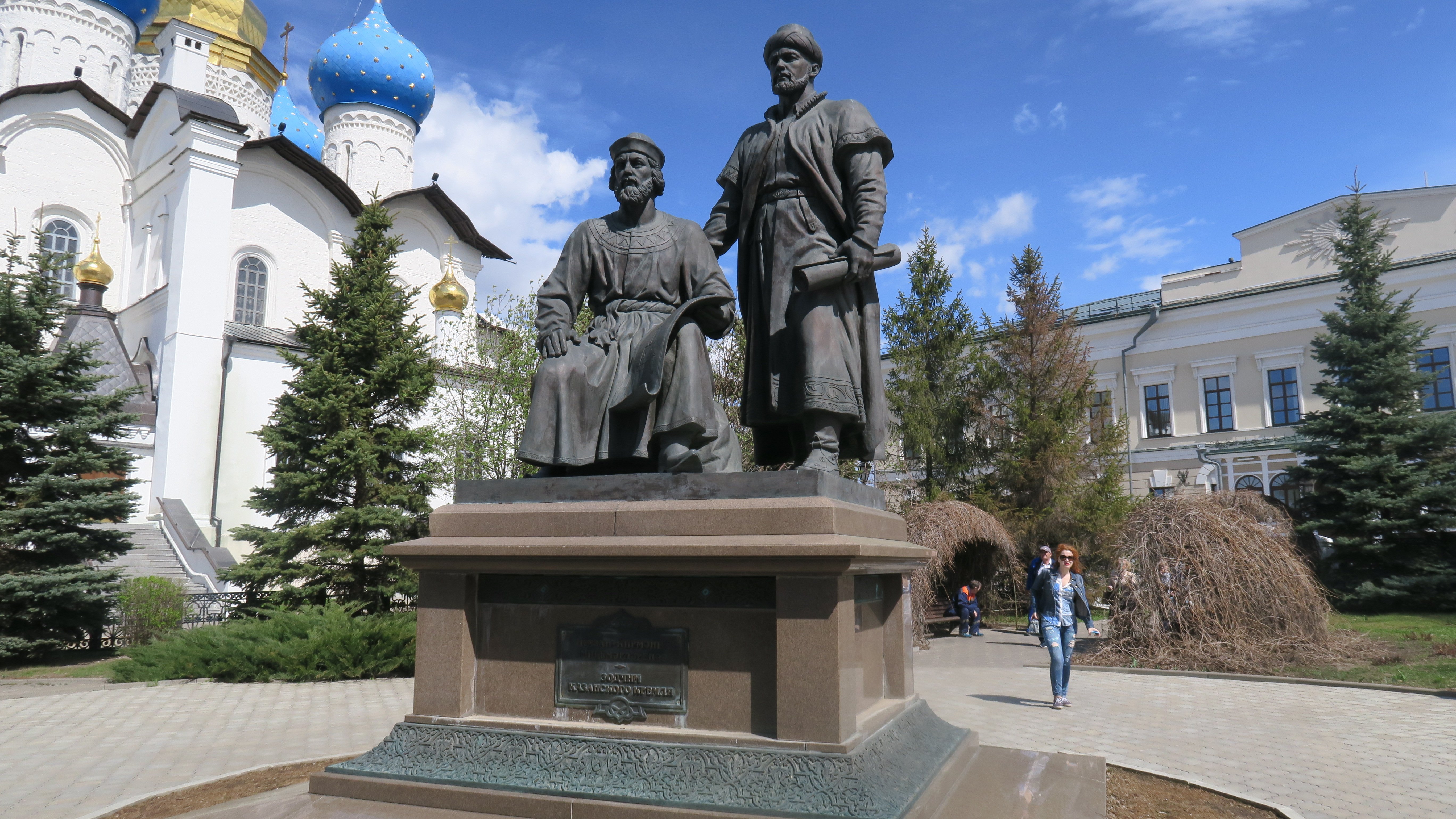 Зодчий казанского. Казань памятник зодчим. Зодчие Казанского Кремля. Фото Зодчие Казанского Кремля.