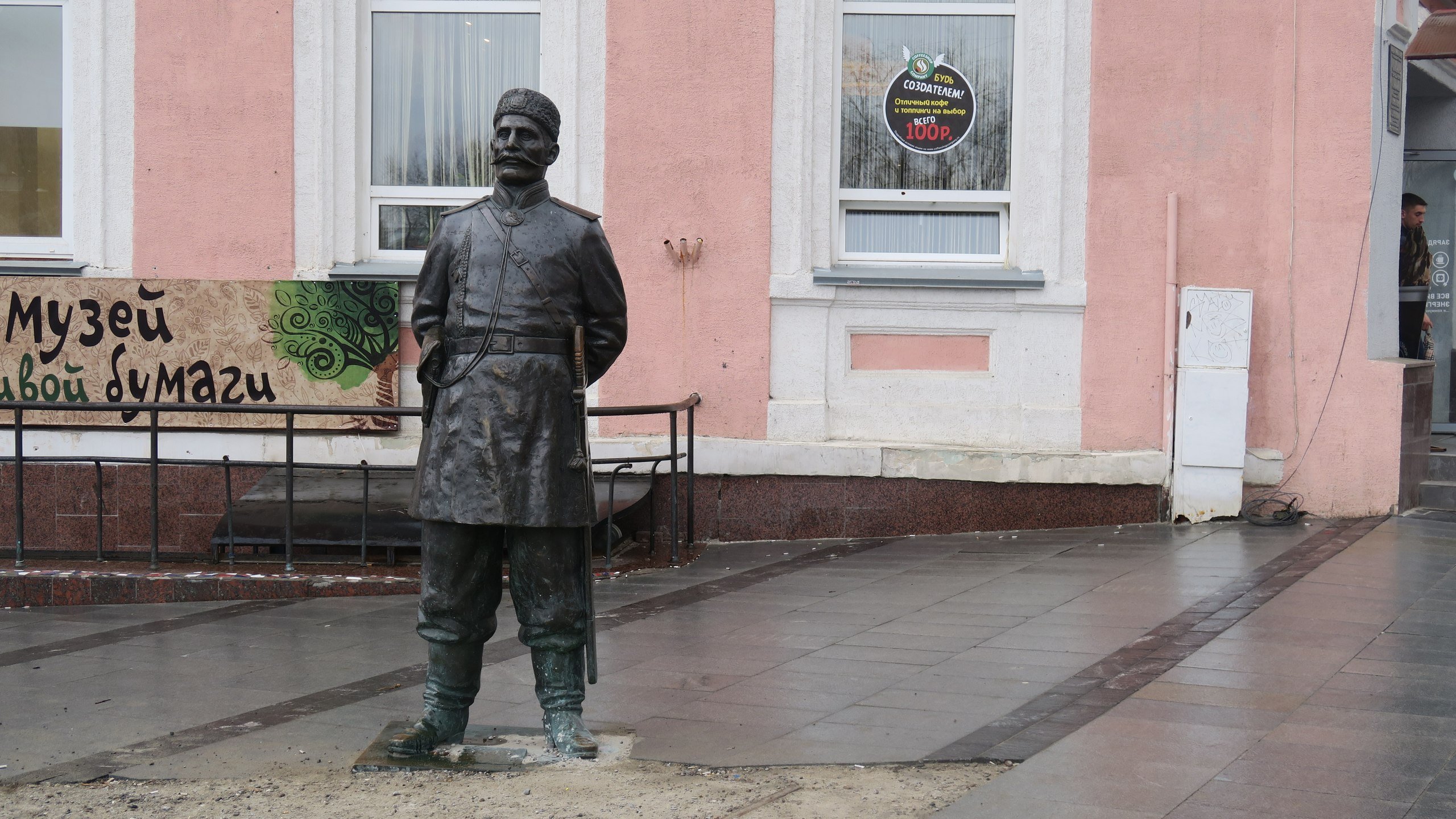 Кировский городовой 47. Памятник городничему в Нижнем Новгороде. Японский городовой памятник. Памятник городничему в Омске. Памятник городничему в Туле.