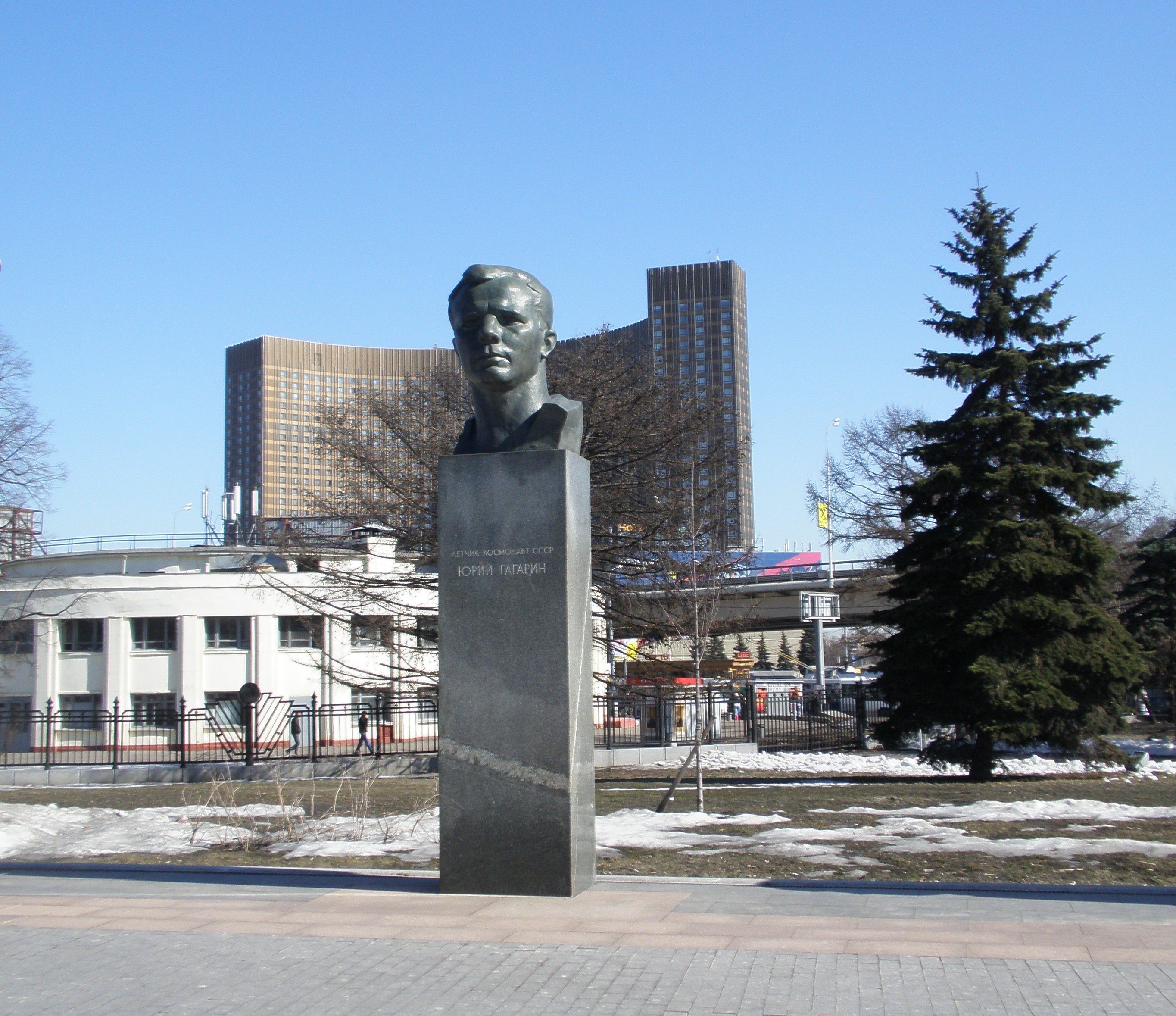 Гагаринская московская область. Памятник Гагарину в Москве. Памятник космонавтики МСК.