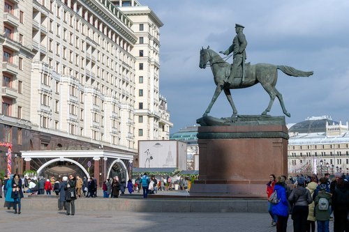 Памятник Жукову на Манежной
