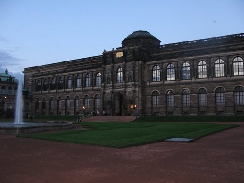 здание дрезденской картинной галереи во дворце цвингер
