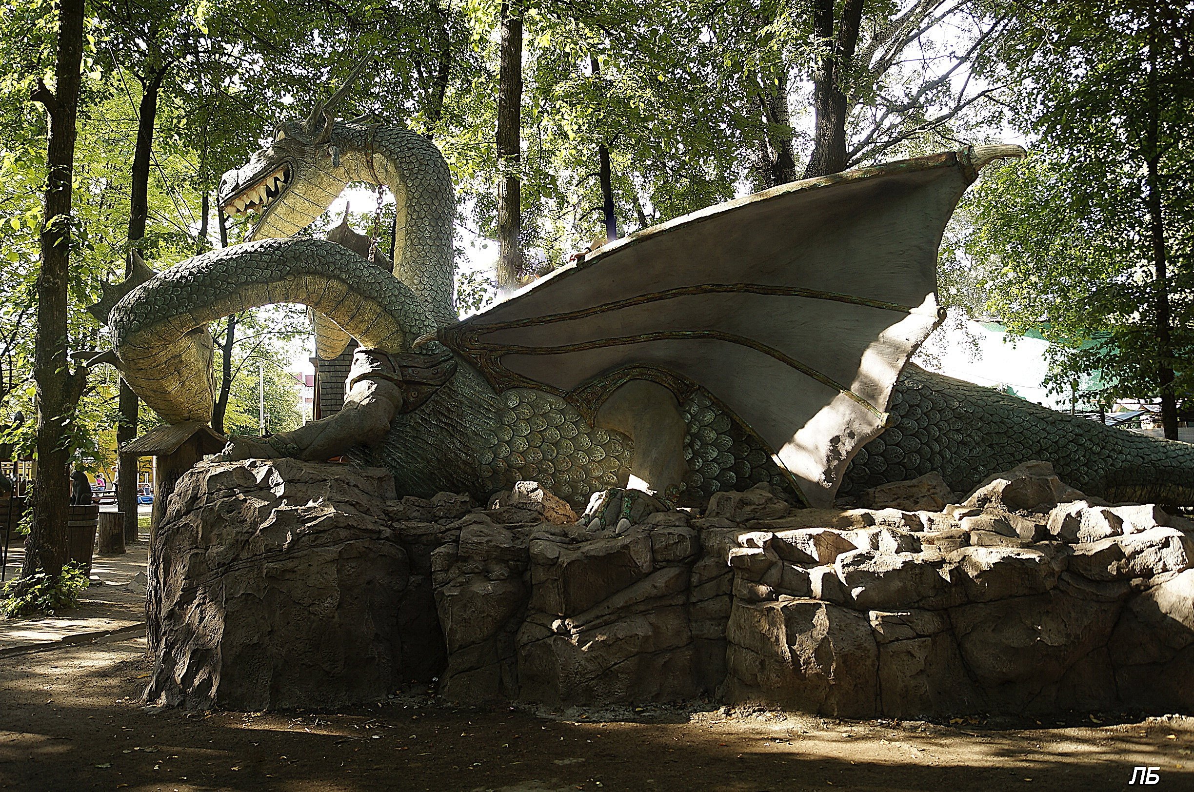 Дом драконов 5. Парк с драконом Тюмень. Дракон парк в Сербии. Парк драконов Челябинск. Драконий парк в Красноярске.