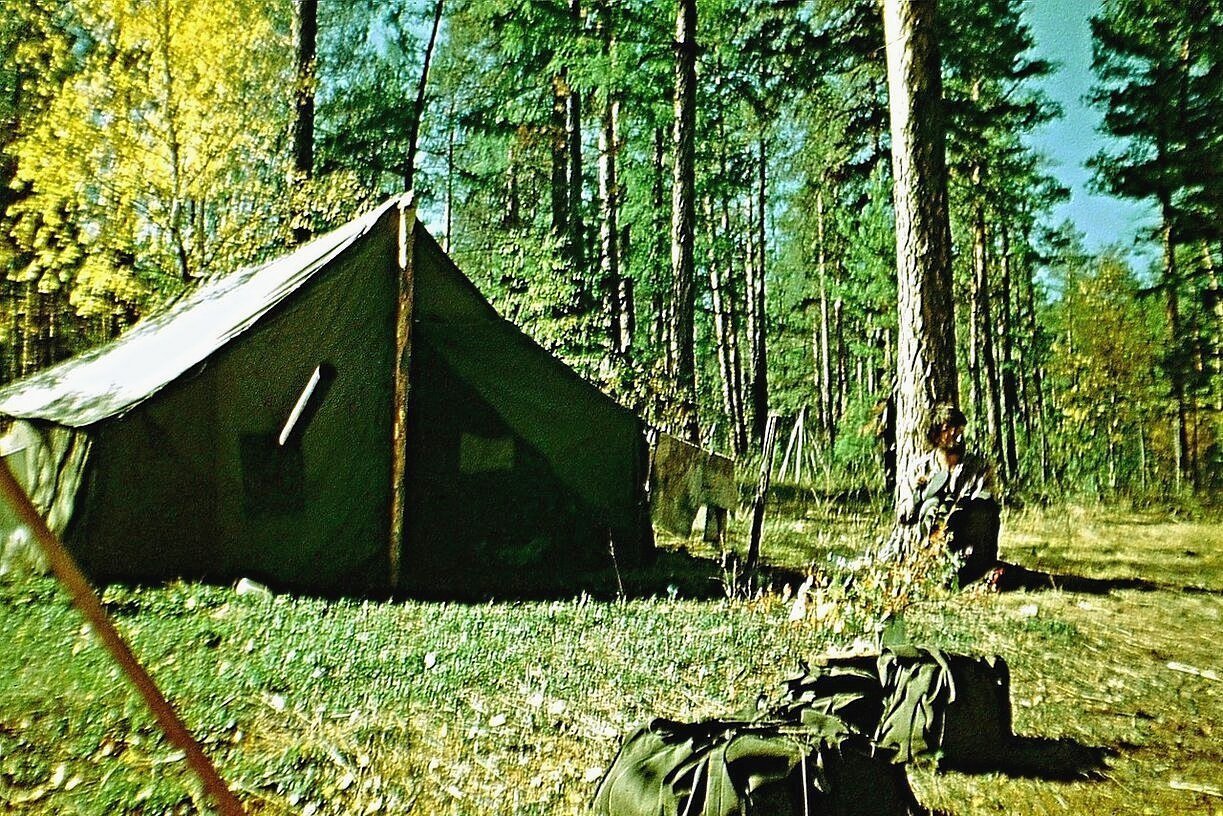 Геолог романтик. Лагерь Геологов Тайга СССР. Палатка геолога. Геолог романтика. Полевой лагерь Геологов в лесу в тайге в полевых условиях.