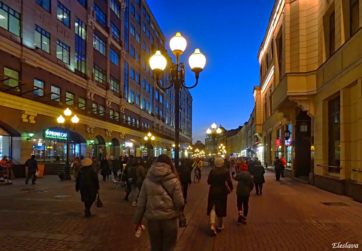 Г москва арбат. Ночной Арбат Москва 2021. Старый Арбат ночью Москва. Вечерний Московский Арбат. Улица Арбат ночью.