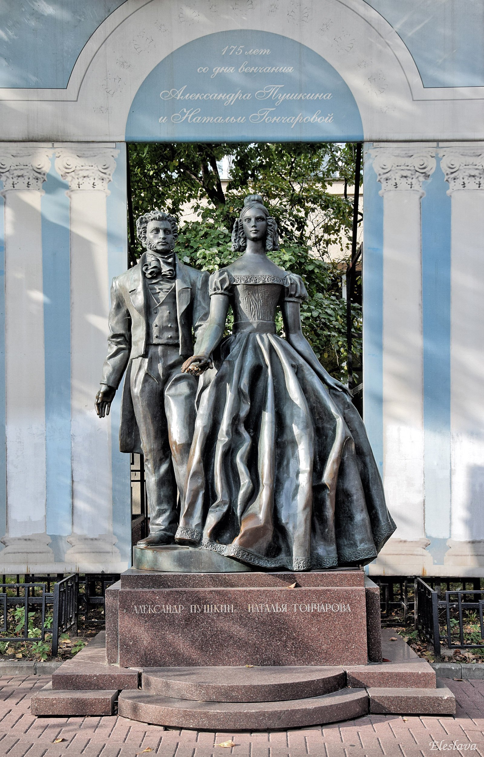 Памятник Пушкина и Гончаровой на Арбате
