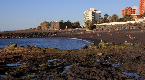 Пляж с вулканическим песком