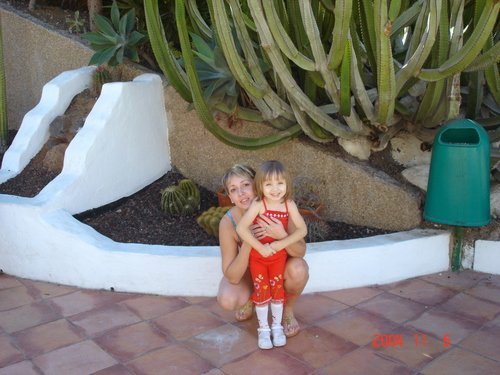 С мамой под гигантскими кактусами острова Тенерифе