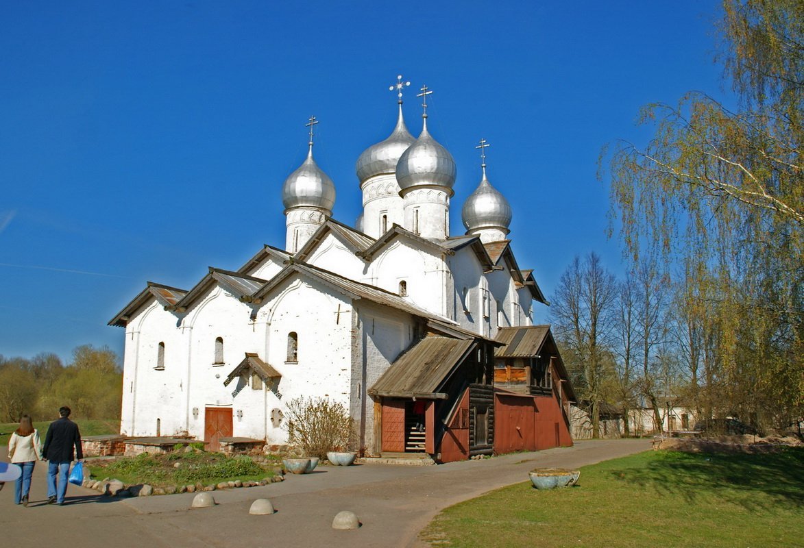 Церковь глеба. Церковь Бориса и Глеба Великий Новгород. Церковь Бориса и Глеба в Плотниках (1536г). Церковь Бориса и Глеба в Плотниках в Великом Новгороде. Пятиглавая Церковь Бориса и Глеба 1536 Новгород.