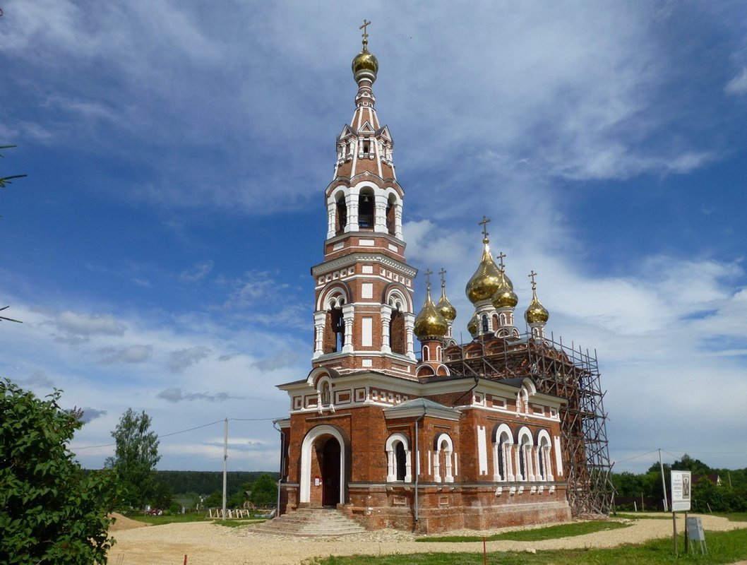 Храм архангела михаила калуга. Боровск храм Михаила Архангела. Село красное Боровский район храм Архангела Михаила. Боровск село красное храм Архангела Михаила. Церковь Архангела Михаила в Калужской области.