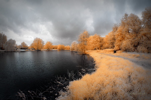 По бережку...