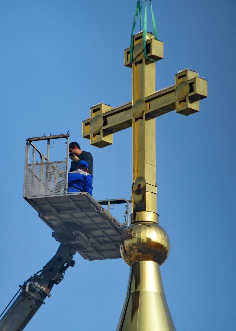 Установлен крест. Кронштадт 2002 установка Креста. Установка Креста в центре России. Установка Креста на Церковь Михаила Тверского. Установка Креста Ессентуки 5 школа.