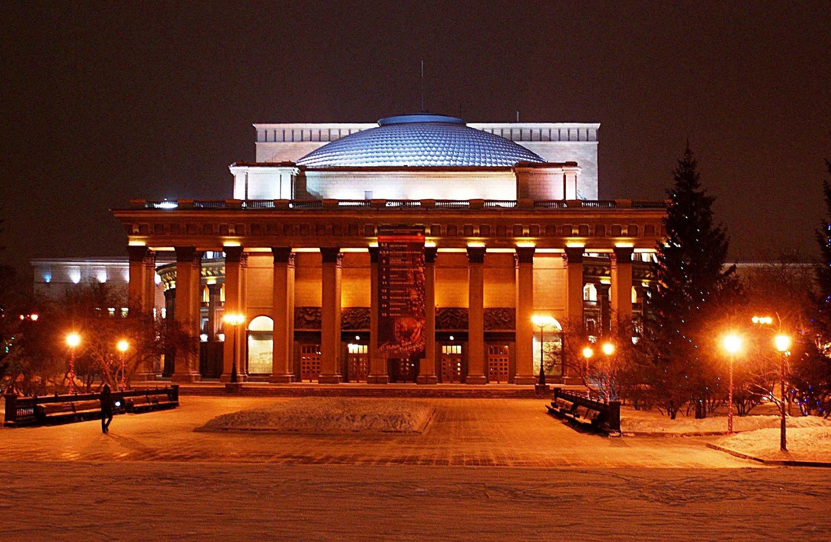 Театр оперы и балета зимой