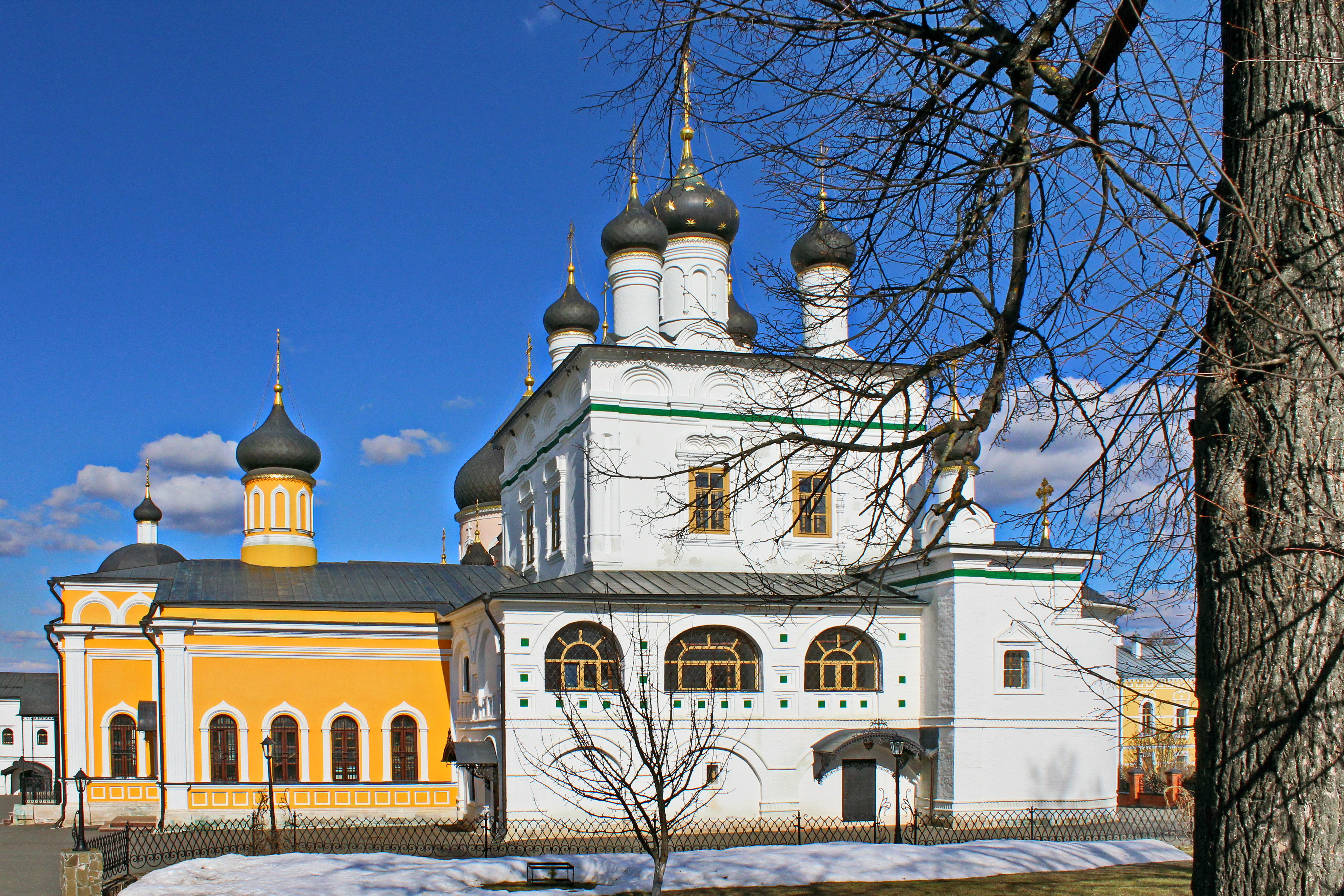 Женский монастырь в Подмосковье.