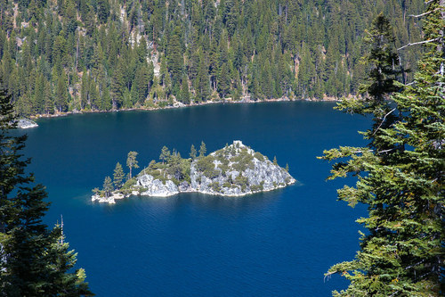 Островок на озере Тахо