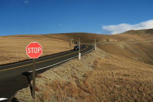 Трёхметровые палки вдоль дороги в Колорадо