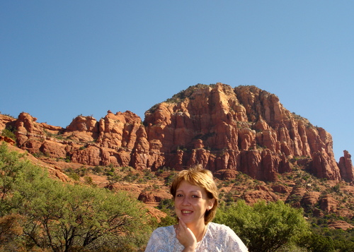 Красна девица у красных скал Аризоны
