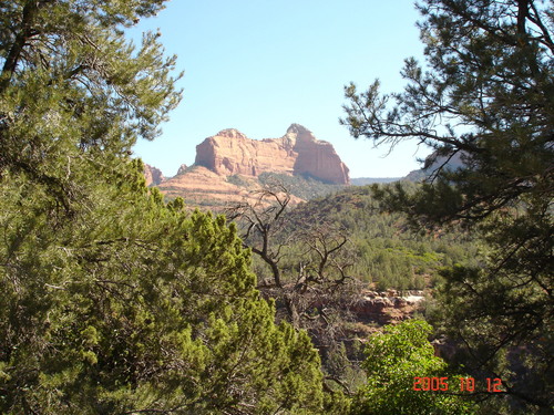 Скала в зелёной рамке