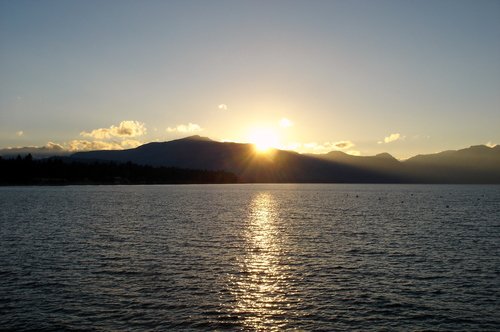 Закат на высокогорном озере Тахо