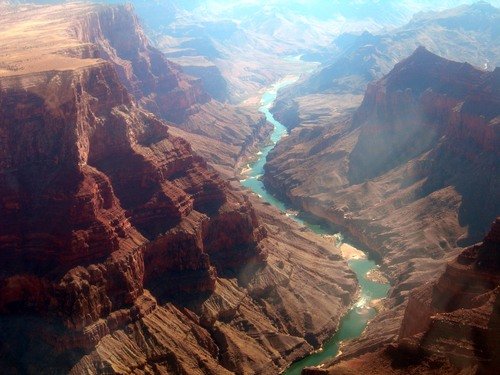 Гранд-каньон. Река Колорадо за окном вертолёта.