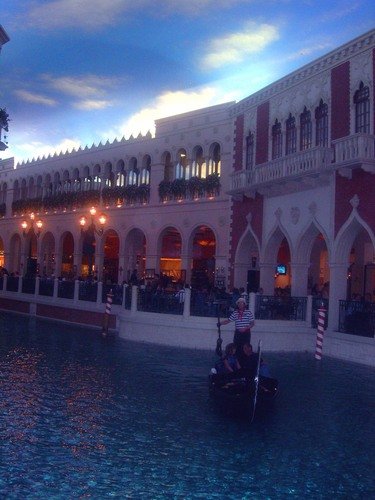 Лас-Вегас. Ночь. Холл отеля "Венеция".
