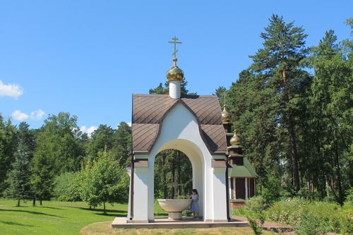 Во дворе Успенского мужского монастыря