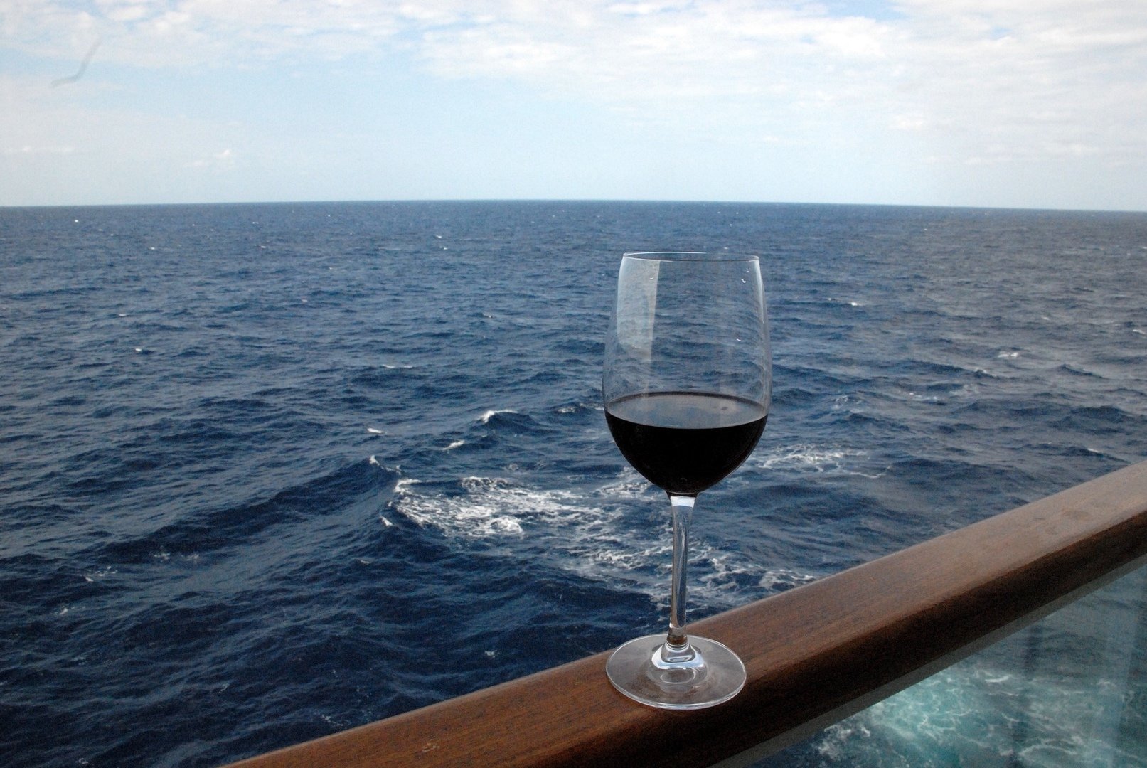 Бокал вина на фоне моря