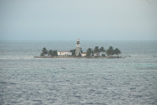 Островок с маяком в Карибском море
