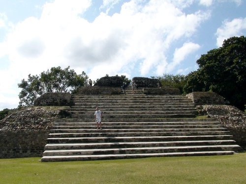 Лестница индейцев майя в жарком Белизе