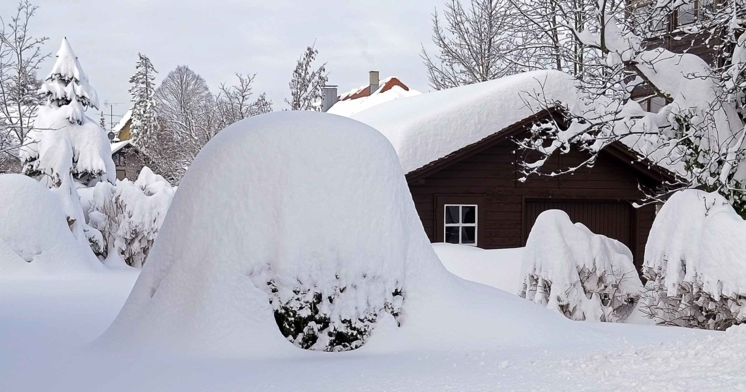 Заваленные снегом дома. Много снега. Большие сугробы снега. Очень большие сугробы. Снежные сугробы.