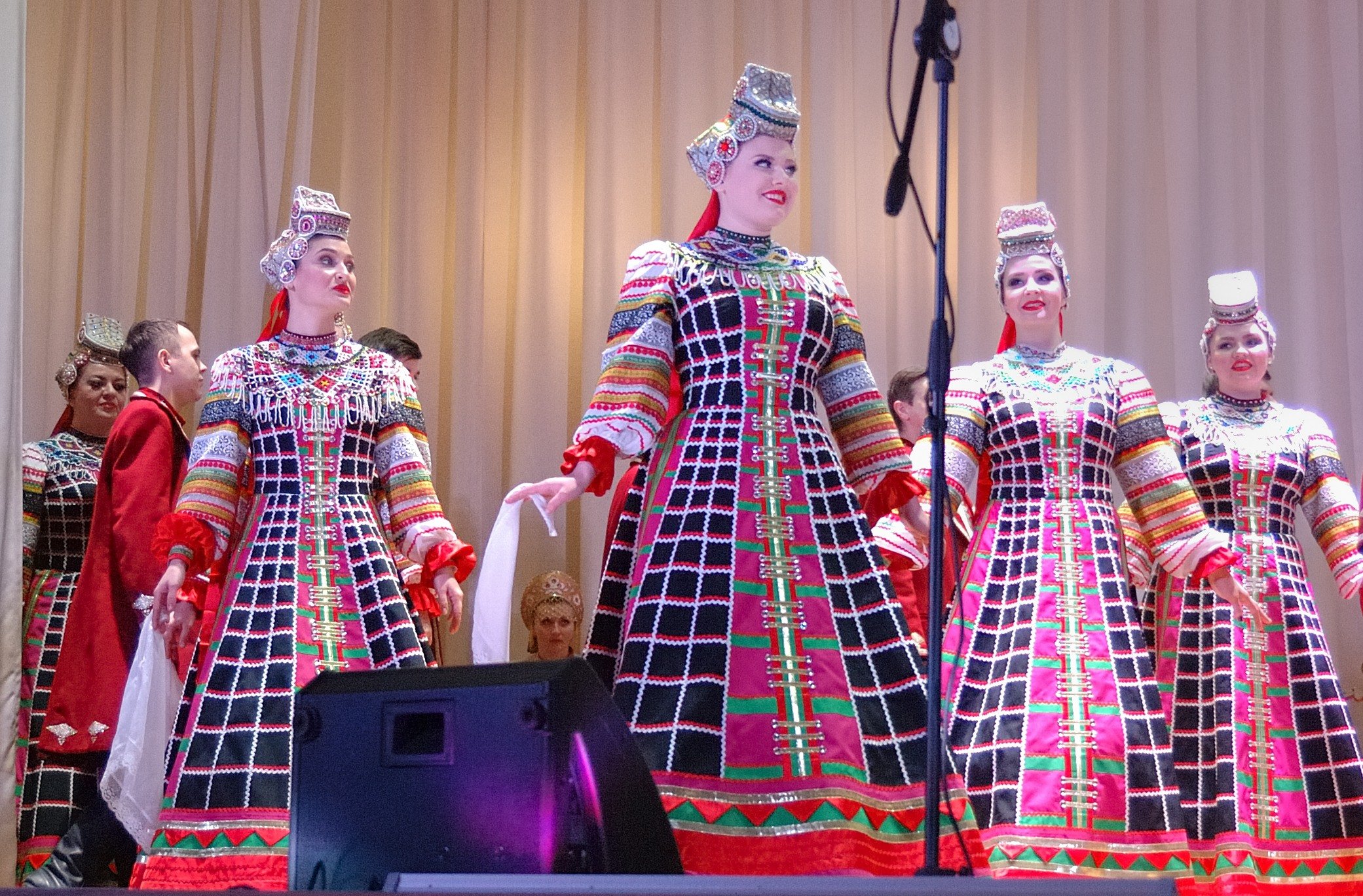 Воронежский хор песни. Воронежский хор Массалитинова. Народный хор имени Константина Массалитинова. Воронежский народный хор. Костюмы Воронежского хора.