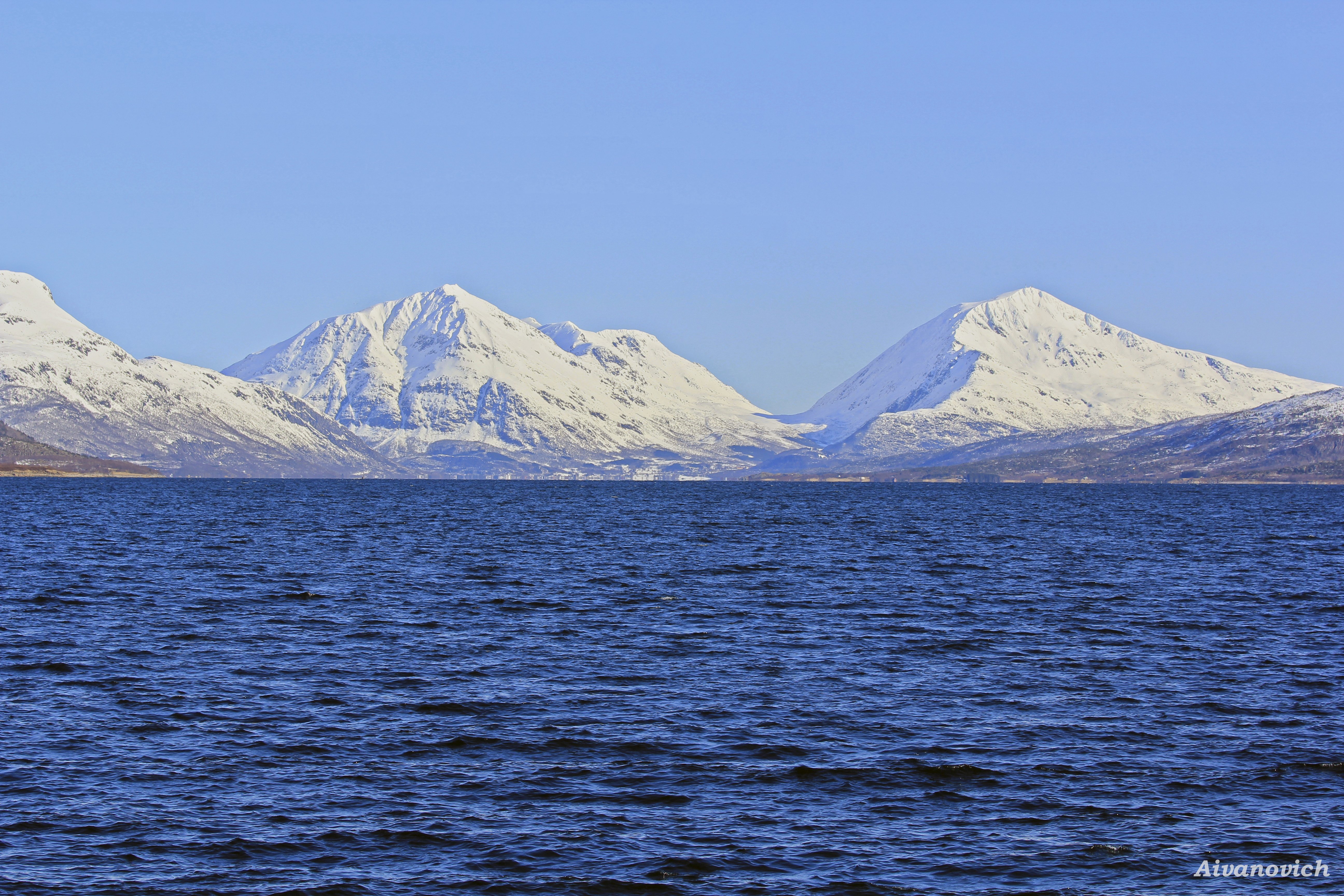 Сопки море. Море сопки Мурманск. Север сопки море. Западная лица вид с моря. Фото сопки и море.