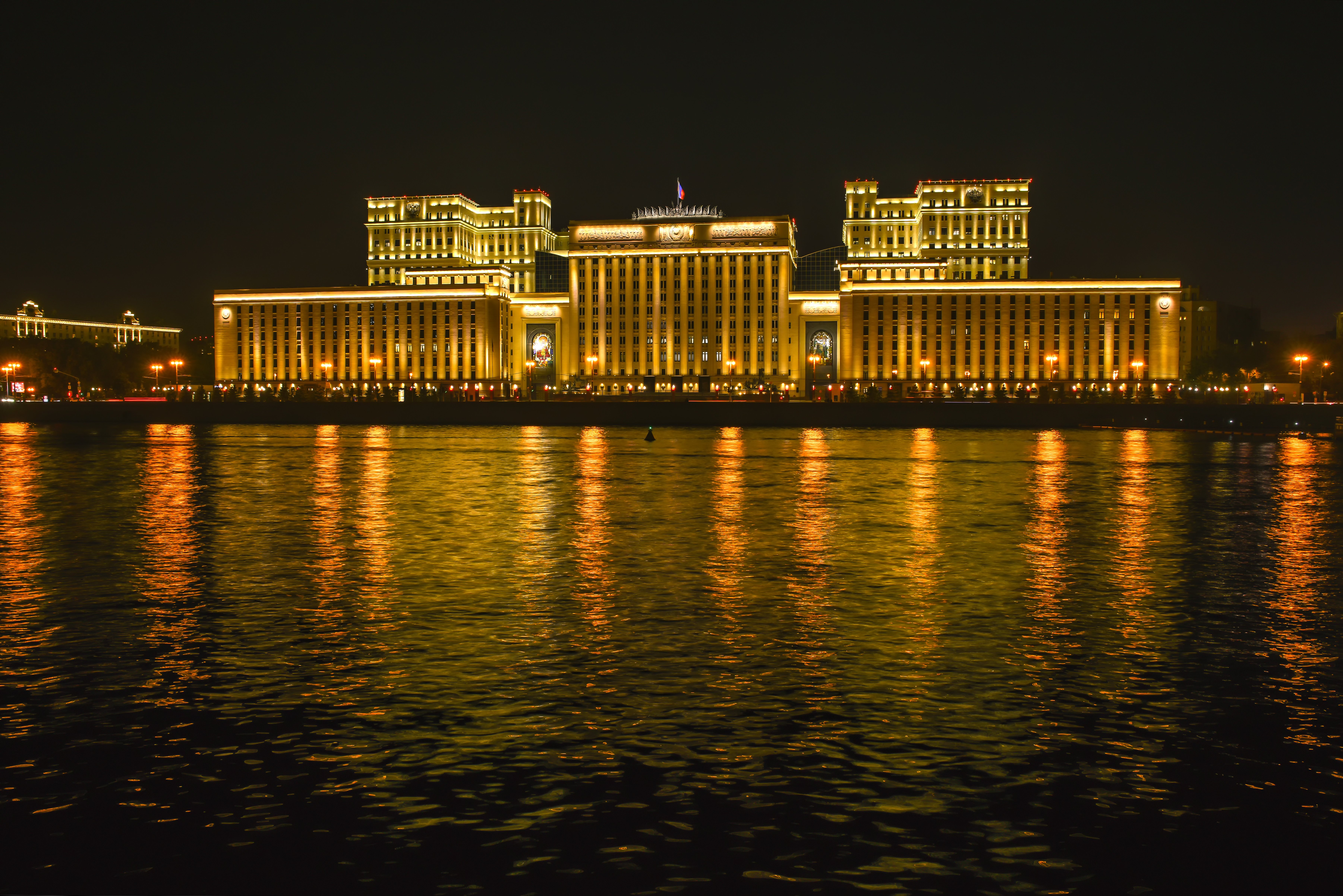 Здание у Москвы реки. Здание на берегу реки. Белое здание на берегу Москвы-реки. Здание у реки.