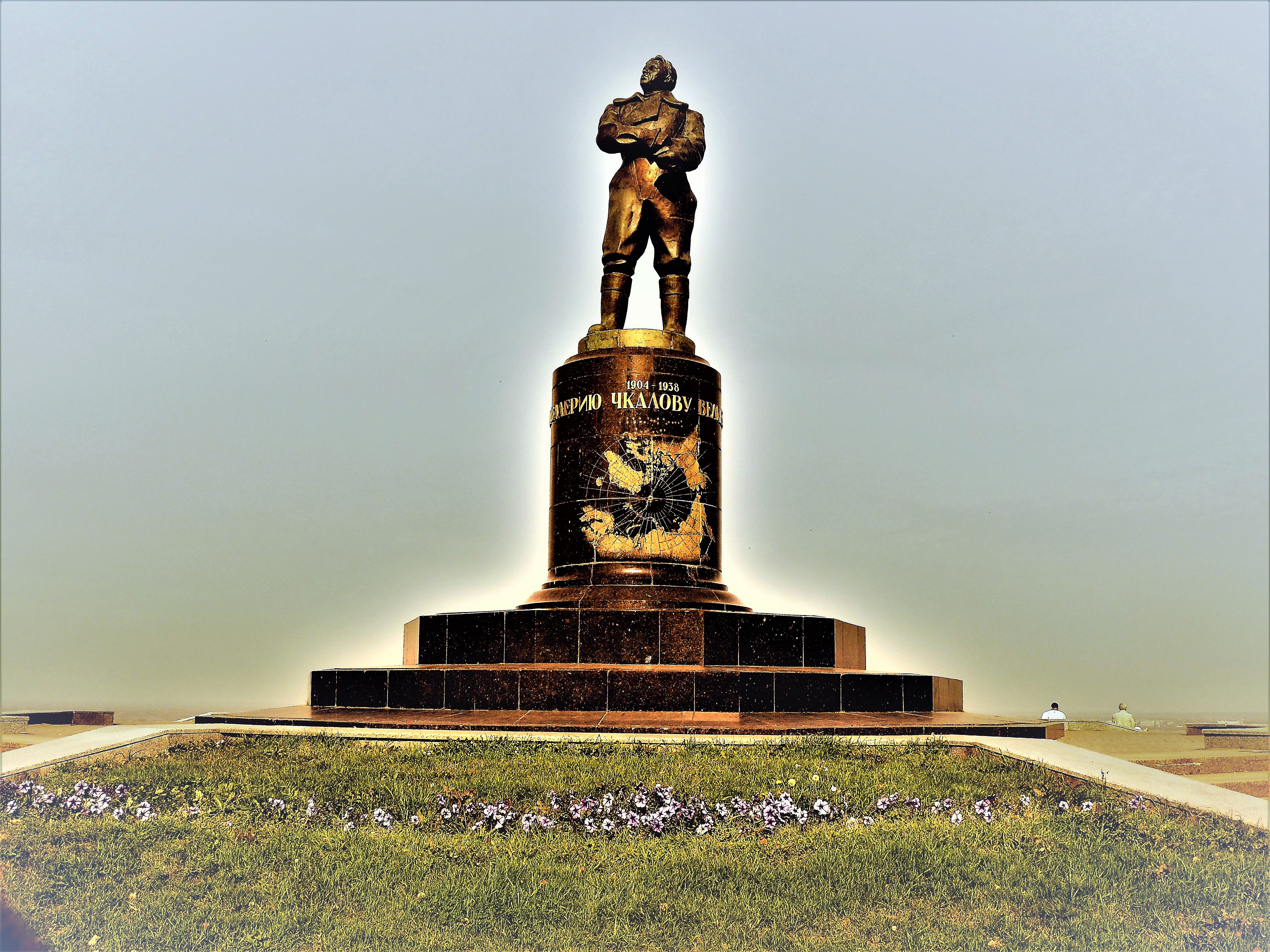 памятник чкалову в нижнем новгороде фото