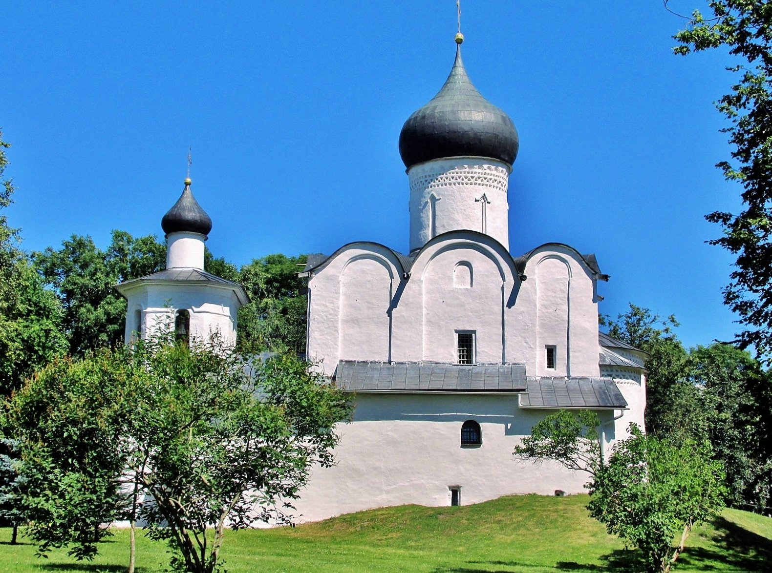 Храмы пскова. Церковь Василия на Горке в Пскове 1413. Церковь Василия Великого на Горке в Пскове. Собор Василия на Горке Псков. Церковь Василия на Горке (1410) в Пскове.