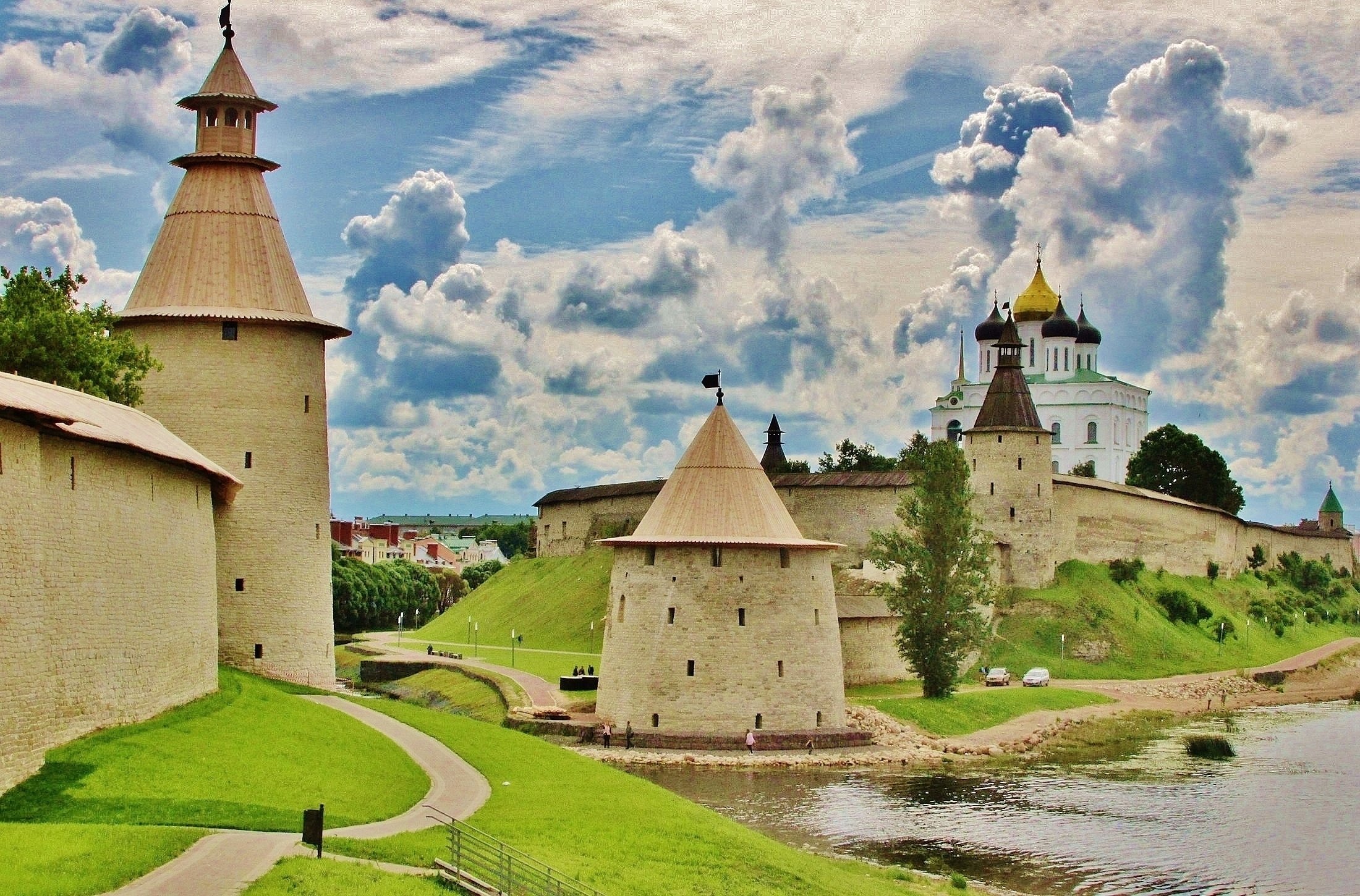 Основание пскова. Псков Кремль. Марка Псковский Кремль. Псков лето. Псковский Кремль стиль архитектуры.