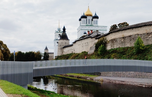 У Псковского Кремля