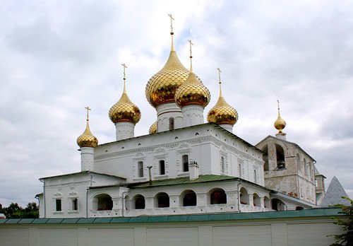 купола собора Свято-Воскресенского монастыря