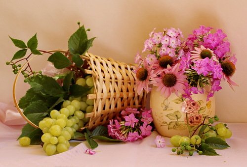 композиция с виноградом и цветами