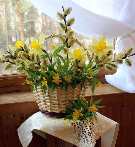 корзиночка с вербой и цветами