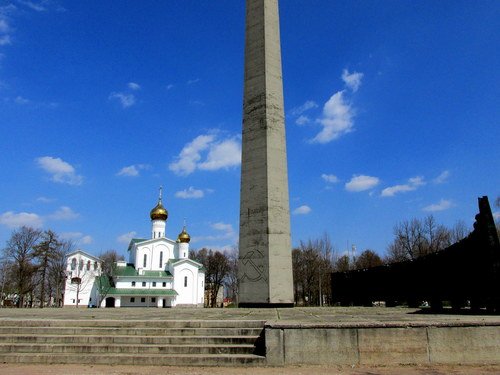 Церковь и стелла во Пскове