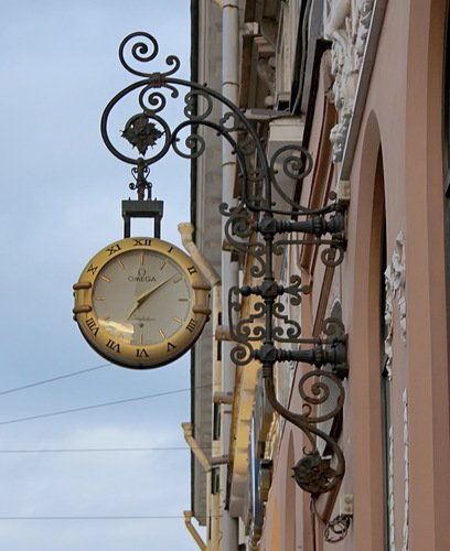 часы на здании в Санкт-Петербурге