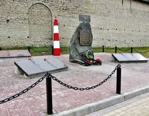 Памятник псковичам