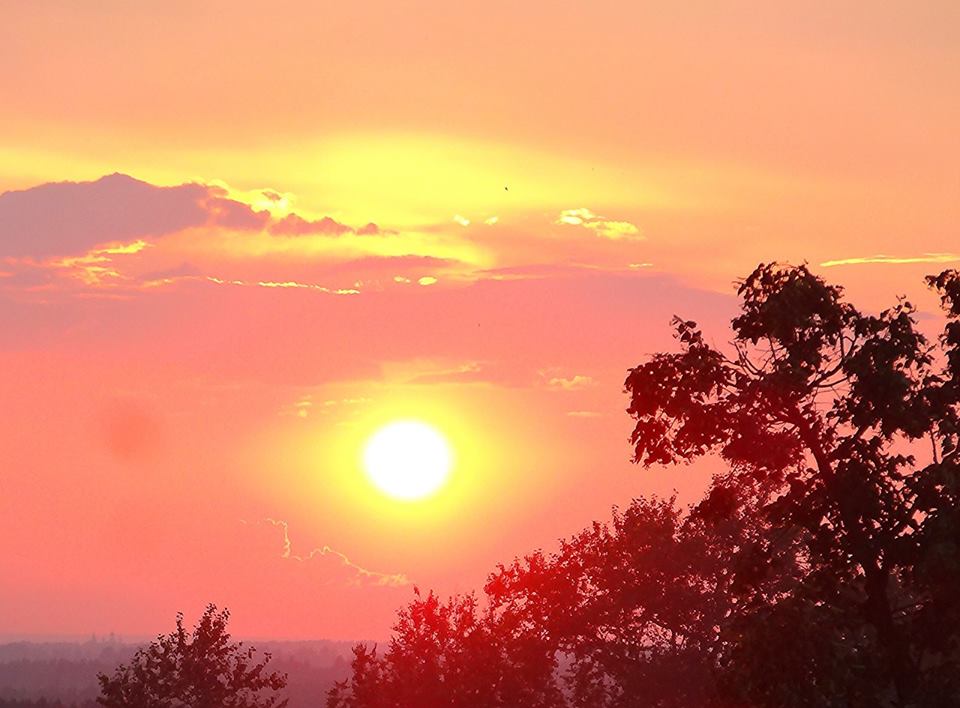 Июльский закат в городе. Закат конец дня. Закатное небо с солнцем. Закат солнца конец жизни. Закат конец дня.