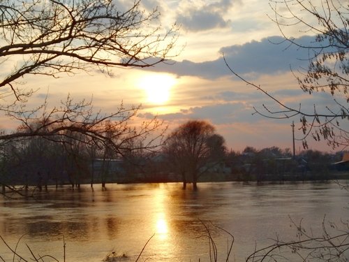 Апрельский закат на реке