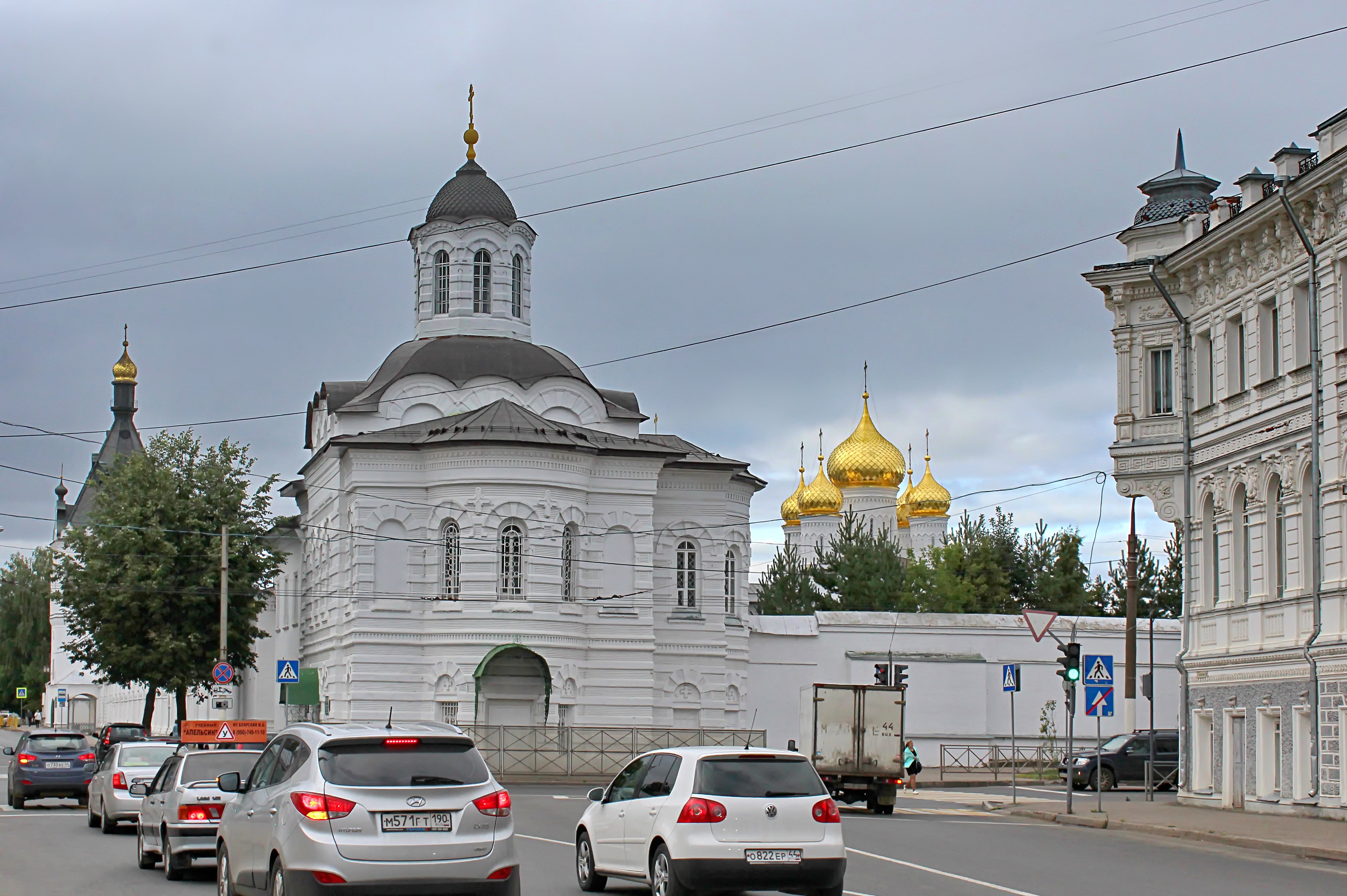 Храмов кострома больница. Смоленская Церковь Кострома. Церковь Смоленской иконы Божией матери Кострома. Пантелеимоновский храм в Костроме. Александро-Антониновская Церковь Кострома.