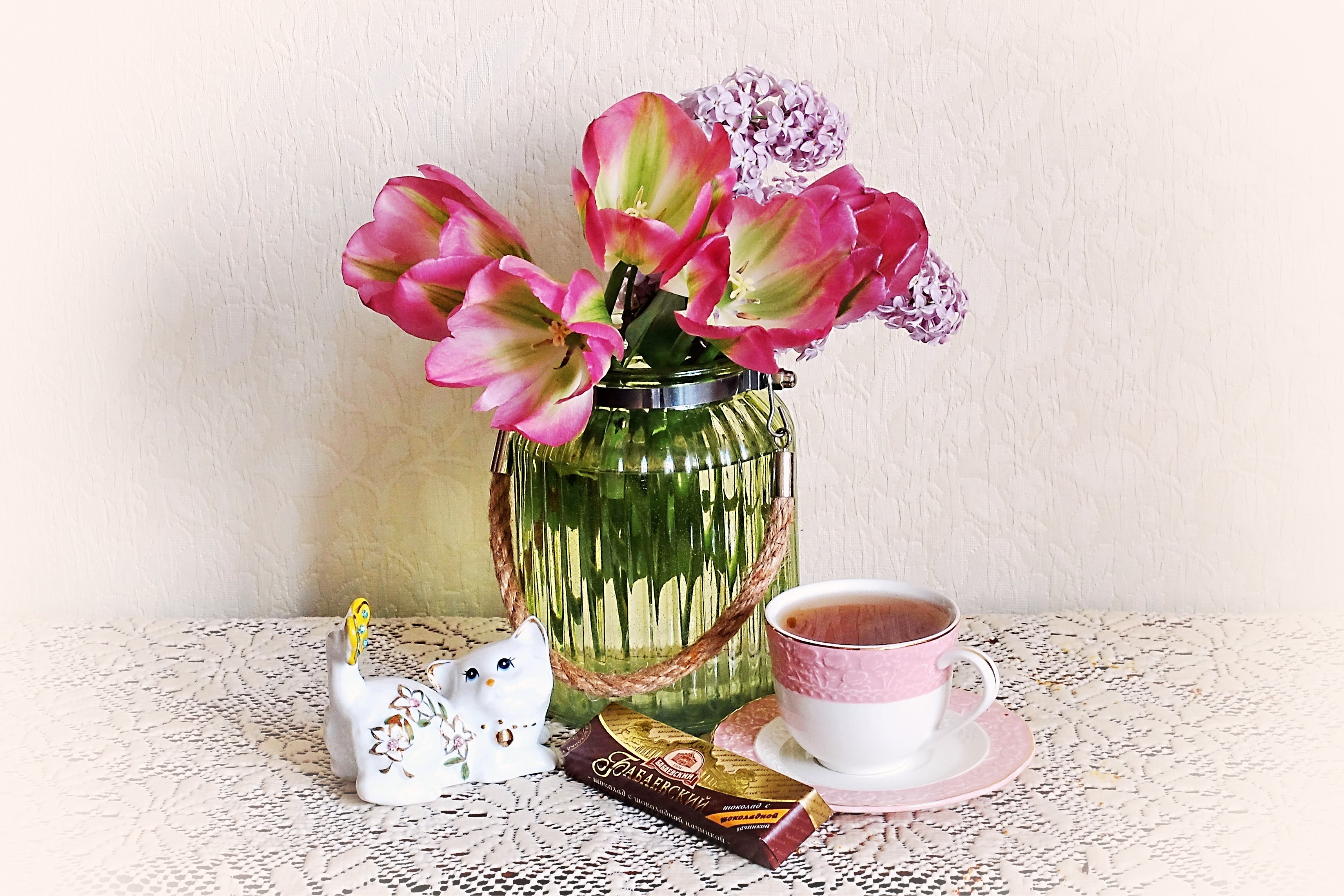 Тюльпаны в вазе и чашка