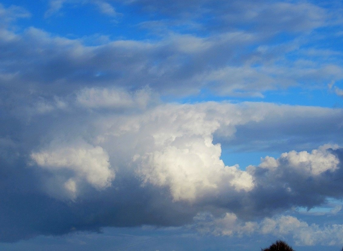 Облака плывут значение. Облака плывут. В небе плыли облака и. Плавающие облака. Облака быстро плывут.